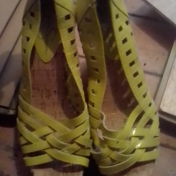 Young girl heels - Picture 1 of 8